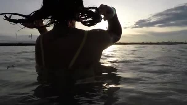 スローモーション 彼のビーチで日没 生の色 — ストック動画