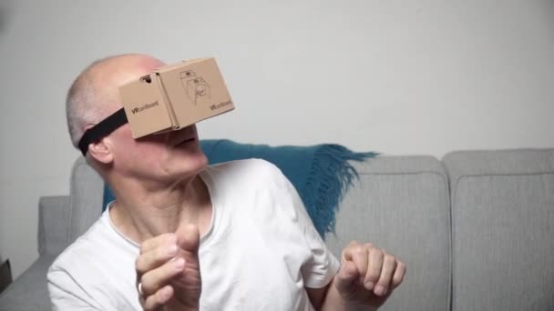 Äldre Man Använder Virtuell Verklighet Headset — Stockvideo