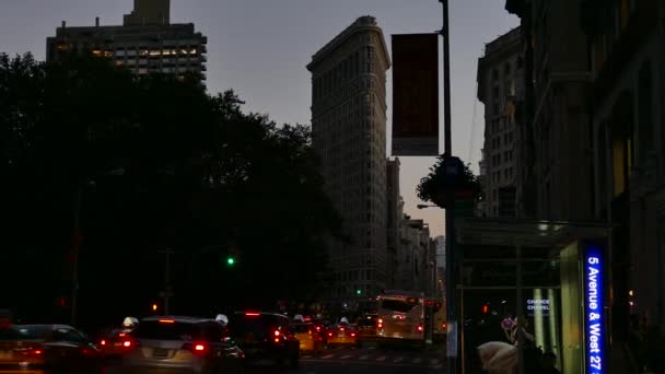 Uhd 25P New York City Manhattan 夜の通りの交通 街路灯 通りを横断する歩行者 フラットアイアンビル — ストック動画