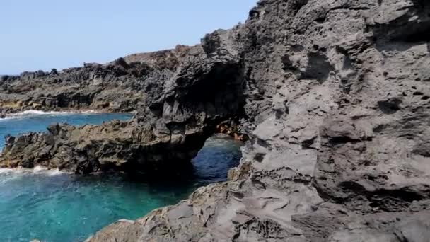 Vista Arco Basalto Que Entra Agua Mar Cámara Lenta — Vídeos de Stock