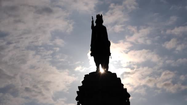 Een Beroemd Standbeeld Sevilla Spanje Tijdens Zonsondergang — Stockvideo