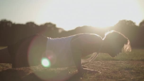 男は夕方の公園でプレスアップを行う日 — ストック動画