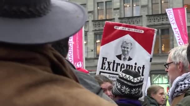 Zien Een Protestbord Tegen Nederlandse Politicus Geert Wilders Die Hem — Stockvideo