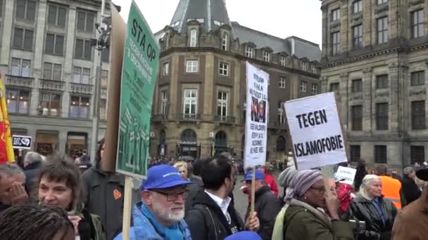 Verschillende Protestborden Tegen Trump Discriminatie Geert Wilders Racisme Islamiphobia Discriminatie — Stockvideo