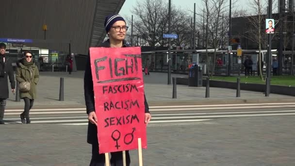 Średni Strzał Młodego Człowieka Protestującego Przeciwko Faszyzmowi Rasizmowi Seksizmowi — Wideo stockowe