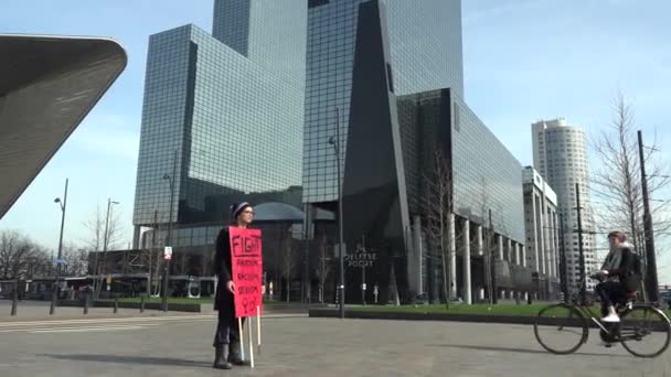 Homem Que Manifesta Contra Fascismo Ciclistas Bonde Segundo Plano Roterdão — Vídeo de Stock