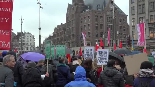 Una Marcia Gruppo Persone Contro Estremismo Populismo Con Cartelli Ombrelli — Video Stock