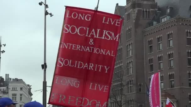 長寿の社会主義と国際連帯 長寿の自由 という旗 アムステルダムのダムでのデモンストレーションで — ストック動画