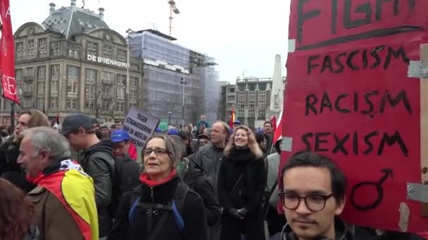 Protesteerders Tegen Fascisme Racisme Seksisme Dam Tijdens Een Demonstratie Georganiseerd — Stockvideo