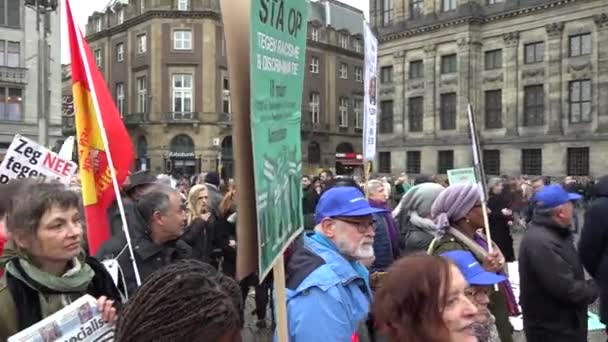 Barajdaki Farklı Aktivistleri Bayraklarla Irkçılığa Cinsiyetçiliğe Karşı Protesto Işaretleriyle Gösteren — Stok video