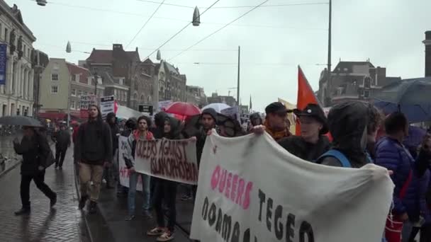 Een Demonstratie Van Homo Tegen Racisme Discriminatie Islamofobie Amsterdam Regen — Stockvideo