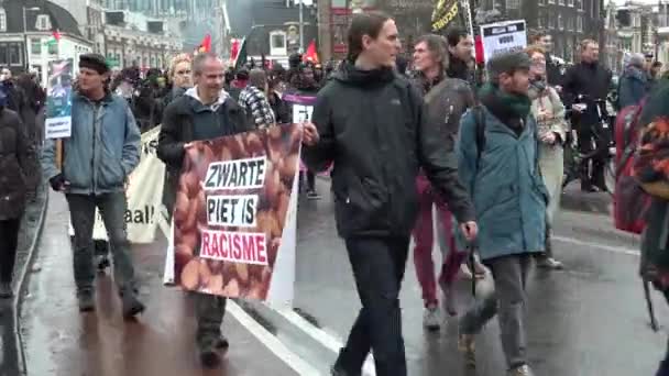 Protestorer Med Skylt Med Texten Zwarte Piet Racisme Zwarte Piet — Stockvideo