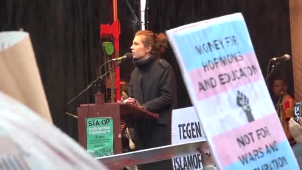 Aktivistisk Kvinna Håller Tal Det Strömmande Regnet Förgrunden Ser Skylt — Stockvideo