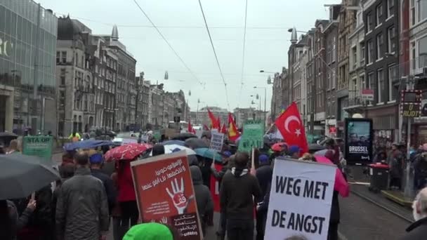 アムステルダムのロキン川で大規模なデモンストレーションが行われました トルコの旗とアムステルダムの家が見えます — ストック動画