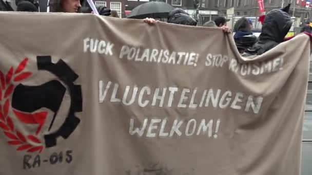 Flag Dutch Antifa Fascists Saying Fuck Polarisation Stop Racism Refugees — Stock video