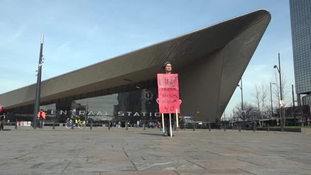 Único Manifestante Solitario Frente Estación Central Rotterdam Protestando Contra Fascismo — Vídeo de stock