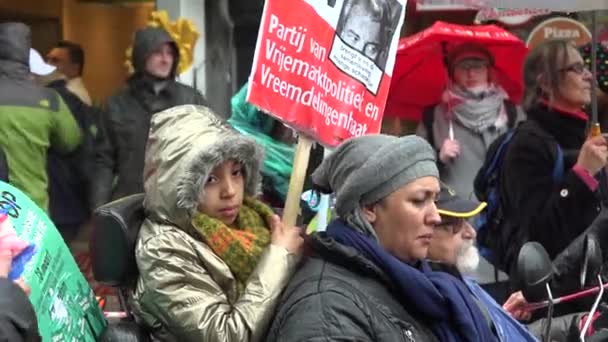 Dítě Držící Protestní Znamení Proti Geertu Wildersovi Pvv Zatímco Sedí — Stock video
