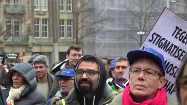 Een Demonstrerende Menigte Nederland Tegen Stigmatisering Van Moslimgemeenschap Tegen Racisme — Stockvideo