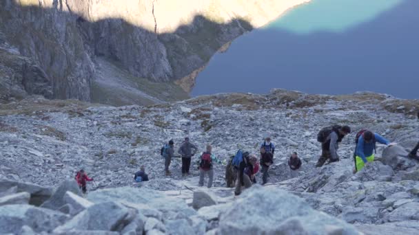観光客のグループは マウントライジーを登る ポーランドのタトラ山脈 — ストック動画