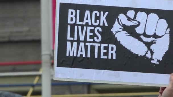 Close Sinal Protesto Black Lives Matter Zoom Revelando Uma Grande — Vídeo de Stock