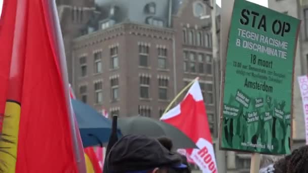 Acercamiento Cartel Protesta Contra Racismo Discriminación Marzo Ámsterdam — Vídeos de Stock