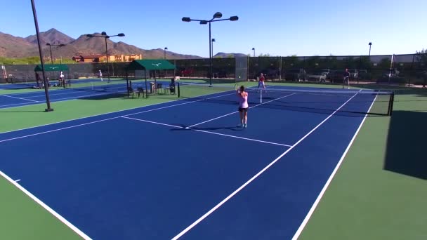 在亚利桑那州斯考茨代尔的一个蓝色网球场上打四场网球的无人机镜头 — 图库视频影像