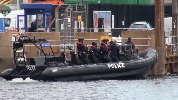 Britský Červenec 2017 Policista Pozvedne Zamíří Útočnou Pušku Jak Vodě — Stock video