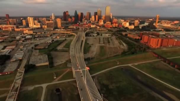美国德克萨斯州达拉斯市天际线和玛格丽特 亨特山大桥的空中拍摄到的日落镜头 — 图库视频影像