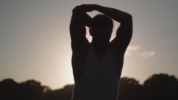 Muž Protáhne Než Podaří Zatímco Silueta Podle Večerního Slunce Pomalém — Stock video