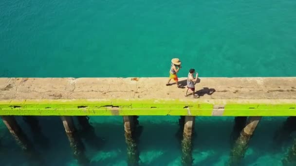 波多黎各Aquadilla市Crash Boat海滩的一个码头上 人们在阳光下散步和放松的空中镜头 — 图库视频影像
