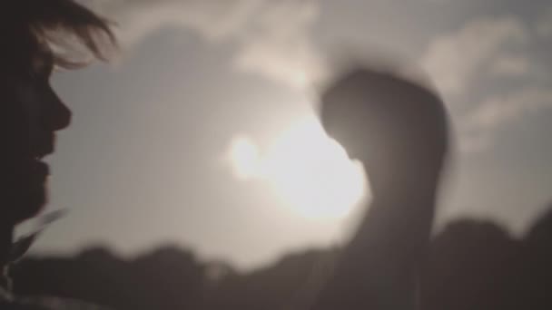 Чоловік Боксу Парку Рукавички Проти Вечірнього Сонця Повільному Русі — стокове відео