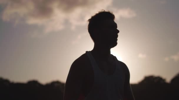 Hombre Parque Estirándose Antes Hacer Ejercicio Mientras Weing Silouetted Sun — Vídeos de Stock