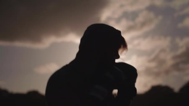 Boxe Homme Dans Parc Silhouette Par Soleil Mouvement Lent — Video