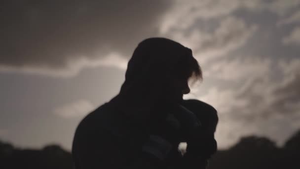 Boxe Homme Dans Parc Silhouette Par Soleil Ralenti Non Classé — Video