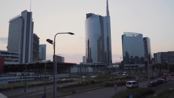 Silueta Milána Blízkosti Čtvrti Porta Nuova Vlakového Nádraží Při Západu — Stock video