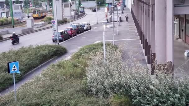 Sem Teto Dorme Rua Milan City Manhã — Vídeo de Stock