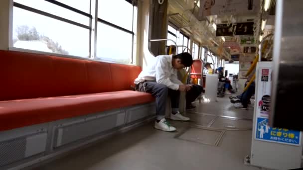 Jovem Japonês Usando Telefone Transportes Públicos Olhando Para Seu Telefone — Vídeo de Stock