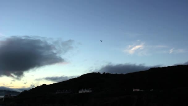 Вертолет Пролетел Над Пляжем Bovisands Английском Плимуте — стоковое видео