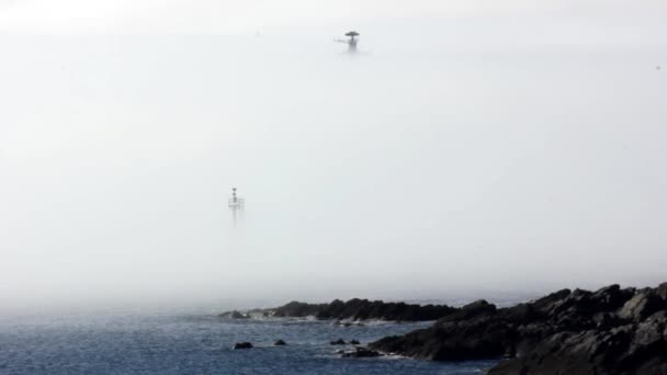 イギリス海軍の軍艦が海霧から出てくるプリマス イングランド — ストック動画