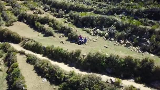 Drone Aéreo Disparó Lejos Gente Sentada Una Montaña Isla Del — Vídeos de Stock