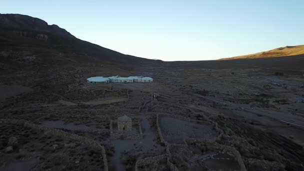 Einem Sonnigen Tag Schoss Eine Drohne Der Nähe Der Uyuni — Stockvideo