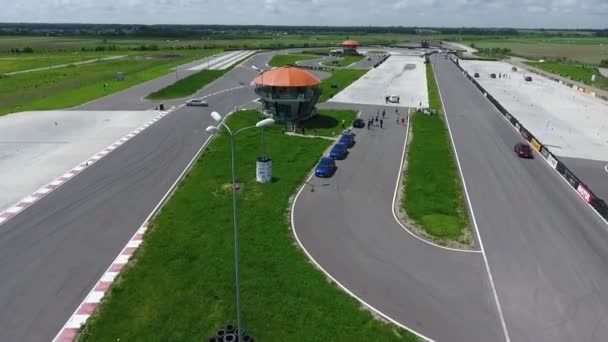 Luchtbeelden Van Titi Aur Racebaan Met Auto Die Door Bochten — Stockvideo