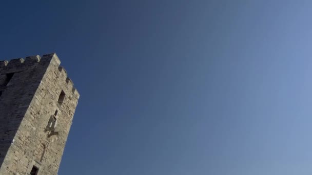 Una Torre Dal Basso Uno Sfondo Cielo Blu Villaggio Costiero — Video Stock