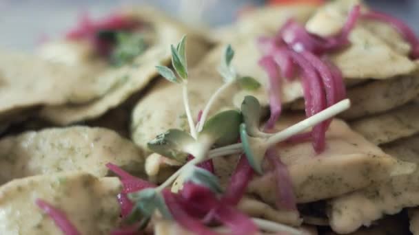 Gros Plan Sur Salade Pâtes Aux Oignons Rouges — Video
