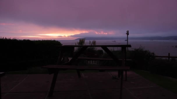Bovisandsビーチでの紫色の空プリマス イングランド — ストック動画
