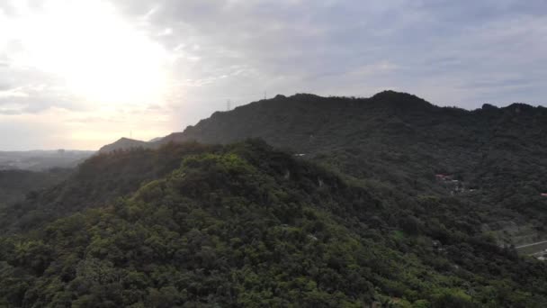 Panela Aérea Direita Cidade Taipei Montanhas Verdes — Vídeo de Stock