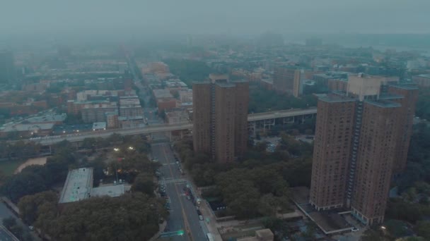 Drone Sentido Horário Projetos Habitação Harlem Nyc Nascer Sol Nebuloso — Vídeo de Stock