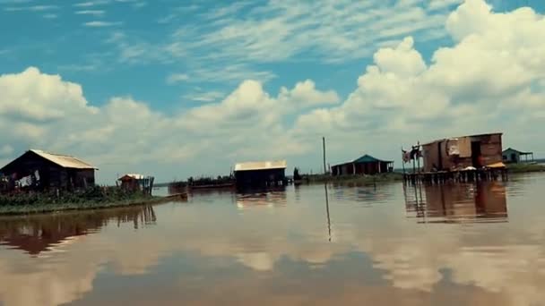 Fisherman Homes Silt Blue Sky Background Bright Day — Stock Video