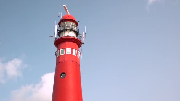 Красный Нортси Маяк Радарной Станцией Вершине Острове Фрисландия Пляже — стоковое видео
