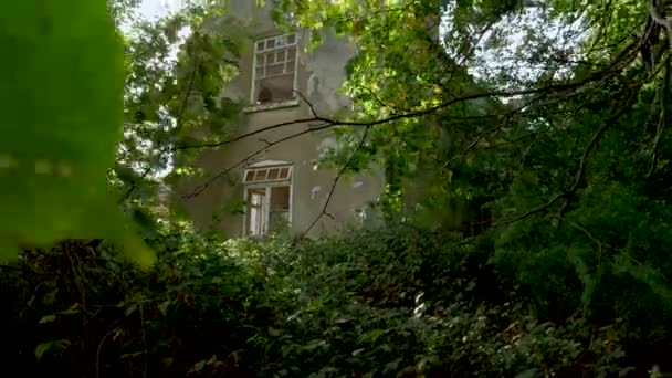 Aufnahme Eines Gruselig Verlassenen Hauses Mit Zerbrochenen Fenstern — Stockvideo